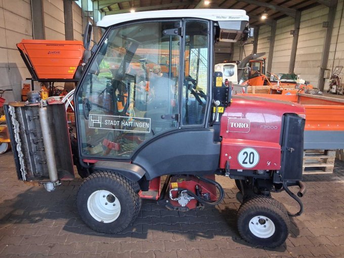 Toro LT-F 3000
Seitenansicht von links