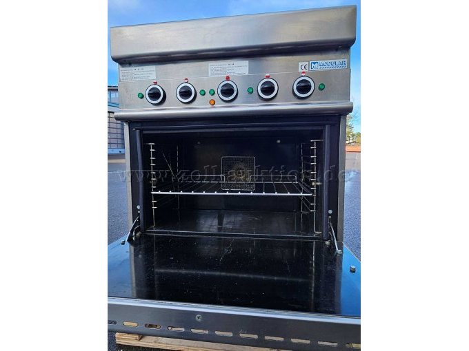 Frontansicht Backofen geöffnet