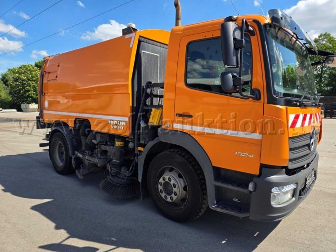 Großkehrmaschine Faun Viajet 6R/H, DB Atego1324 LKO 4x2, rechte vordere Seitenansicht