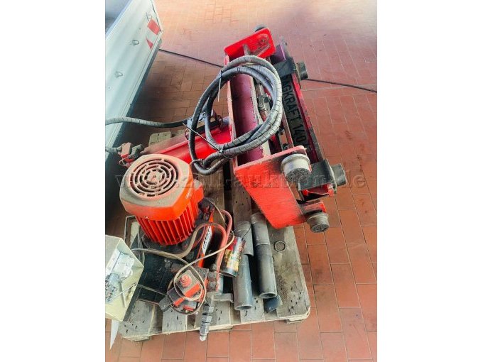 Bison Draufsicht mit Hydraulikaggregat.