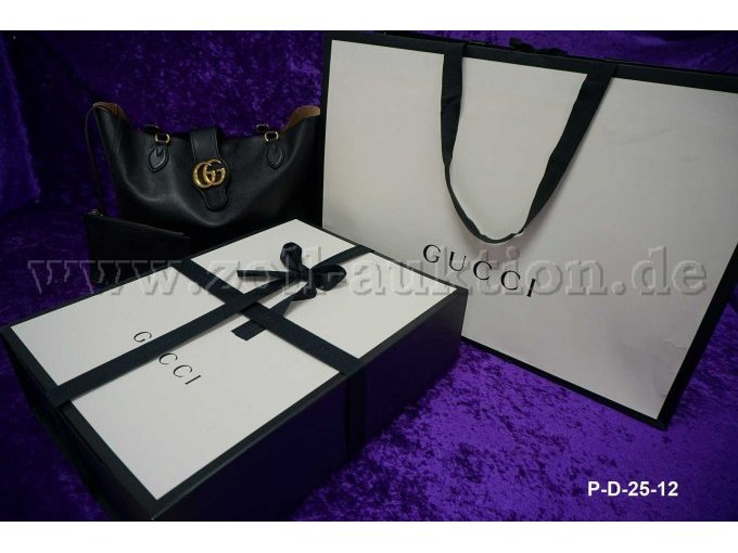 Karton und Tragetasche