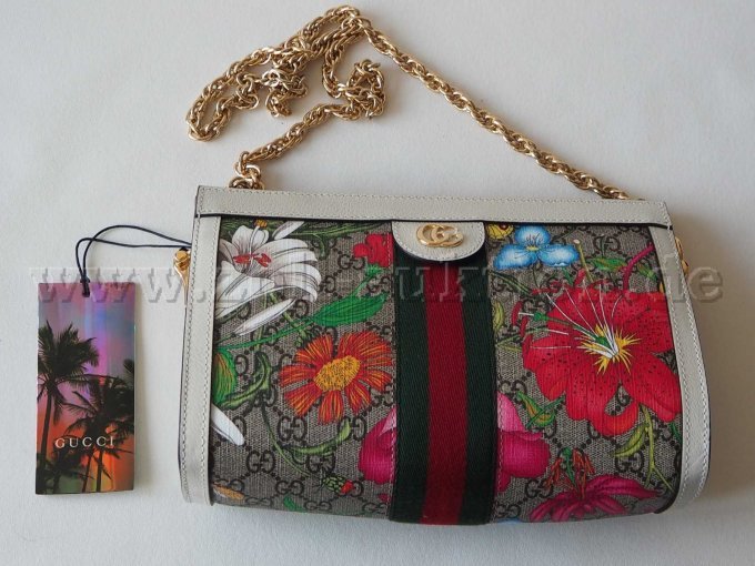 Tasche mit Etikett