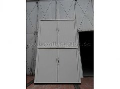 Schrank geschlossene Türen