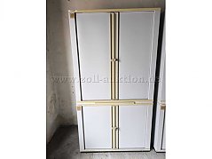 Schrank mit geschlossenen Türen