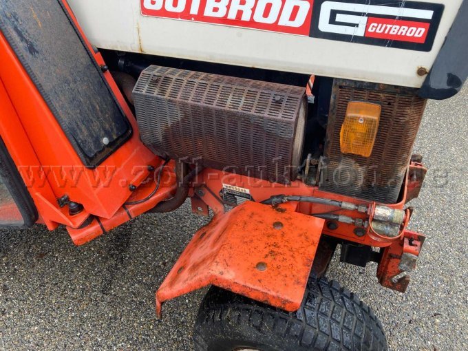 Auspuff / Hydraulikanschluss