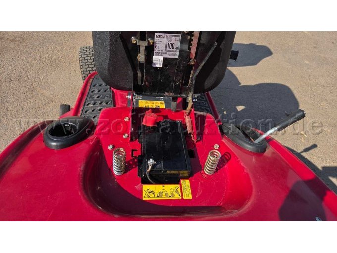 Blick unter den Fahrersitz - Batterie defekt