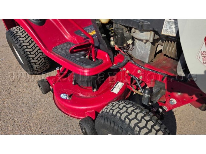 Detail Motorraum und Mähdeck rechts