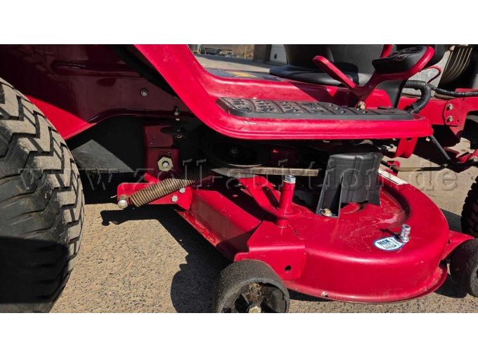 Blick auf das Mähdeck hinten rechts