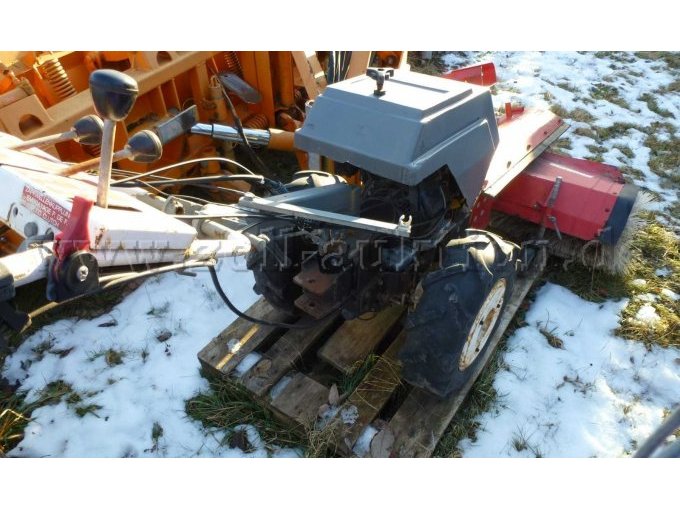 Gutbrod Arbeitsgerät mit Anbauteil Kehrmaschine