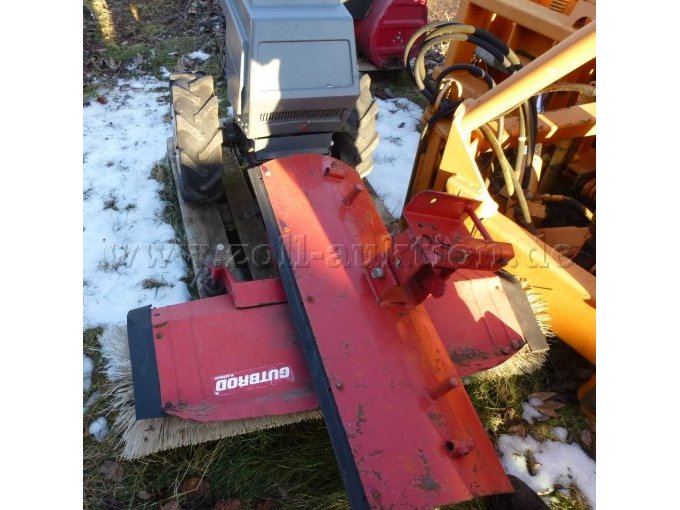 Arbeitsgerät mit angebauter Kehrmaschine