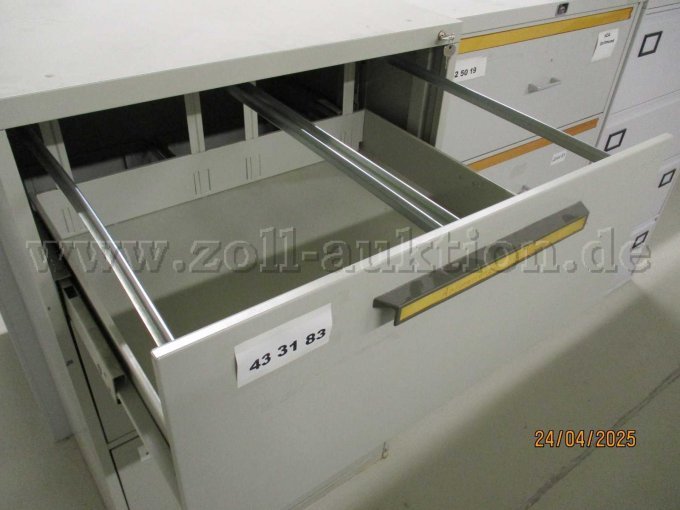 Schrank geöffnet