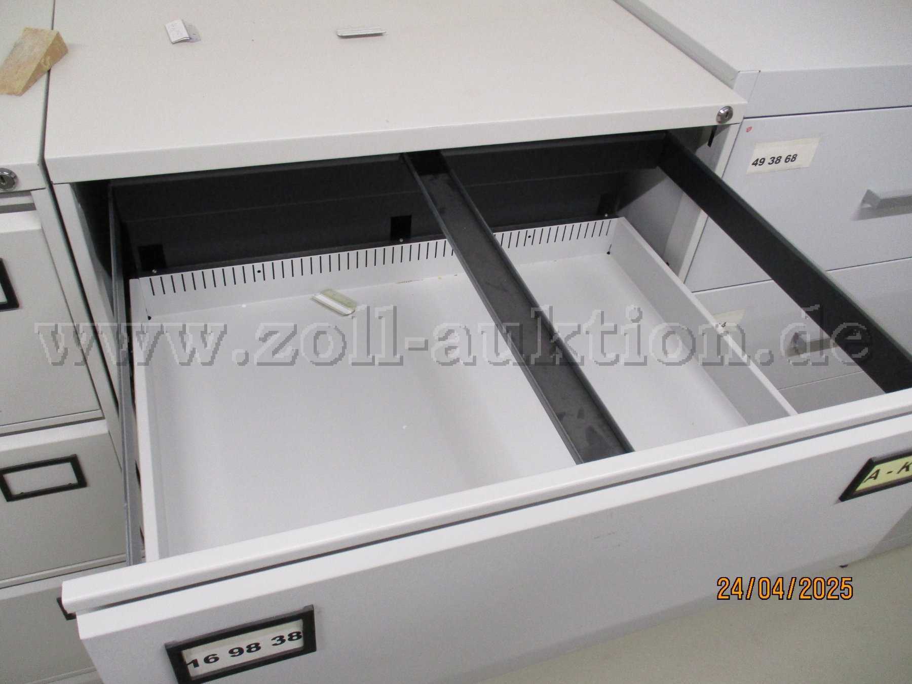 Schrank geöffnet