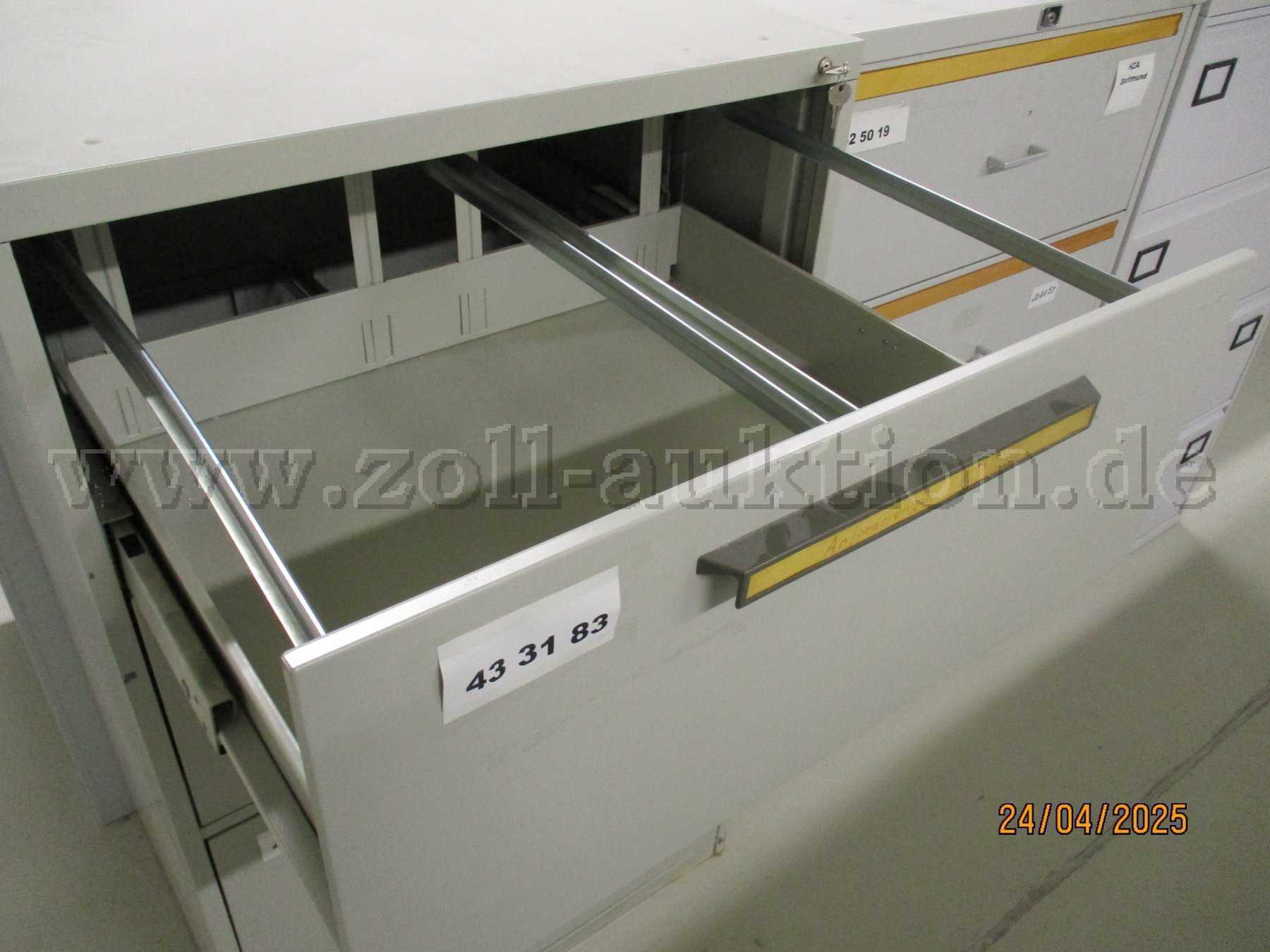Schrank geöffnet