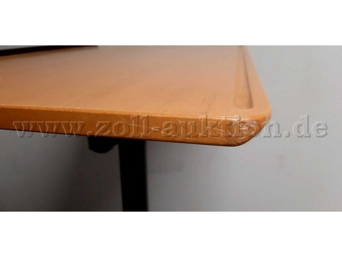 Detailansicht Beschädigung Kante Pultplatte