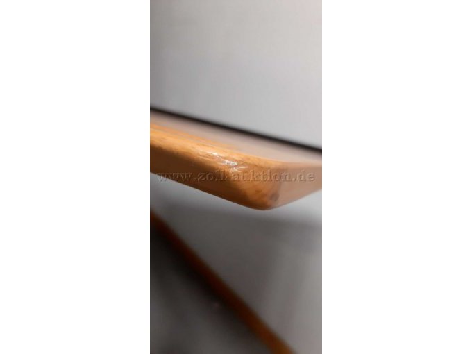 Detailansicht Beschädigung Kante Pultplatte