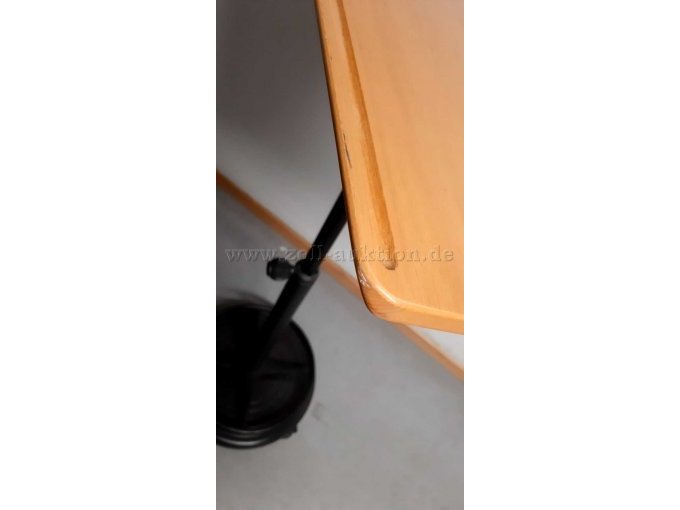 Detailansicht Beschädigung Kante Pultplatte