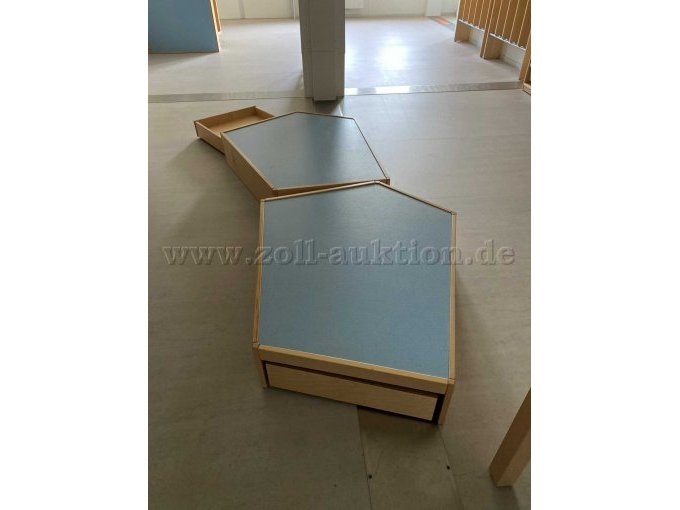 Spiel-Podest mit Rollkiste