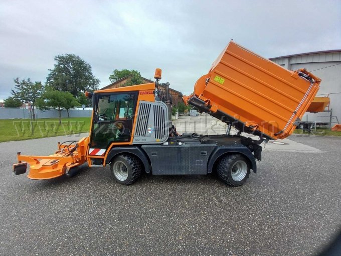 Mähwerk mit gekipptem Bunker