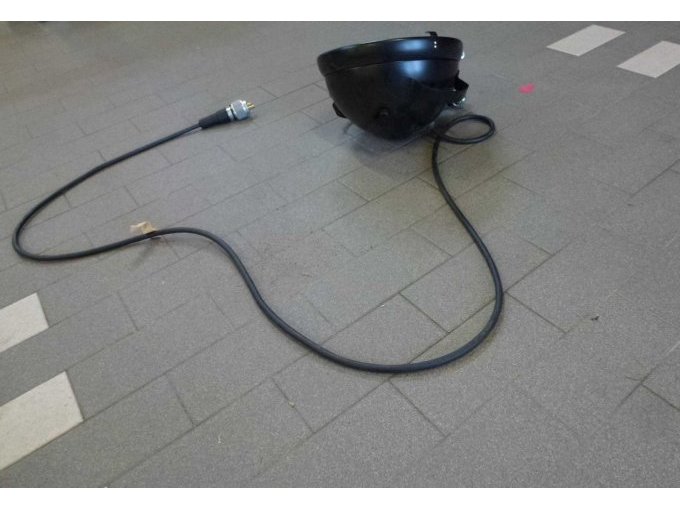 Teilansicht Scheinwerfer mit Kabel und Stecker