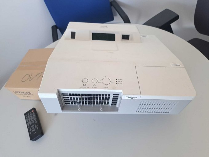 Ansicht Projektor mit den Bedienelementen
(Bild ähnlich dem Original, werden mehrere Geräte angeboten)