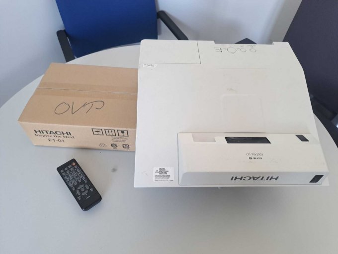 Ansicht Projektor mit Zubehör
(Bild ähnlich dem Original, werden mehrere Geräte angeboten)