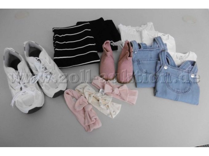 Gesamtansicht der Auktionsgegenstände