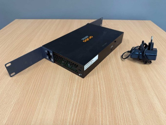 HPE Aruba 2530 8G – J9777A – Swtich mit SFP Transceiver
mit Netzteil
Ansicht von hinten