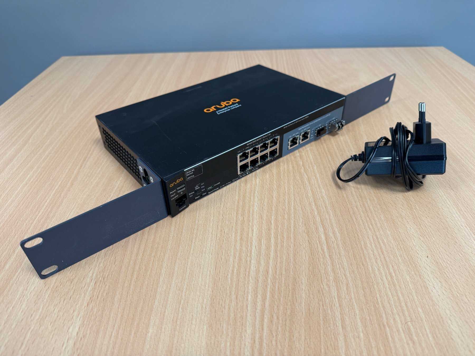 HPE Aruba 2530 8G – J9777A – Swtich mit SFP Transceiver
mit Netzteil
Frontansicht