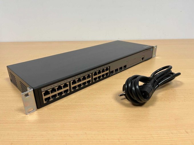 HPE Office Connect 1920-24G – Switch – JG924A Seitenansicht mit Kabel