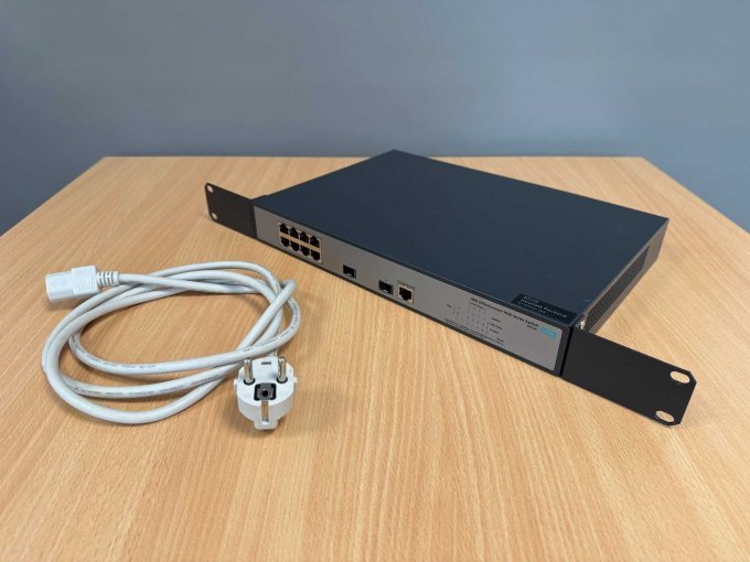 HPE Office Connect 1920-8G-PoE – Switch mit Power over Ethernet – JG921A mit Stromkabel
Ansicht von vorne