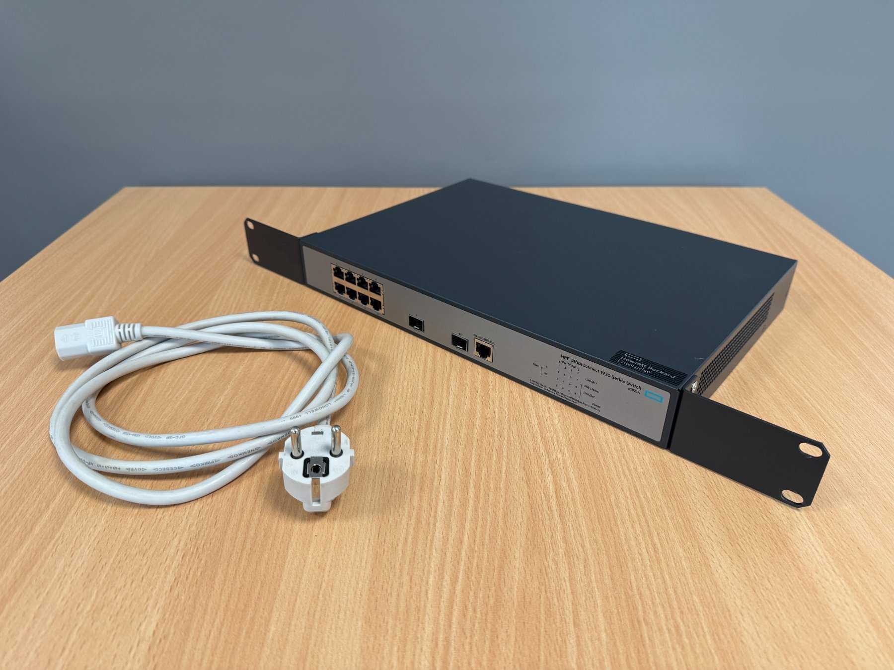 HPE Office Connect 1920-8G-PoE – Switch mit Power over Ethernet – JG921A mit Stromkabel
Ansicht von vorne