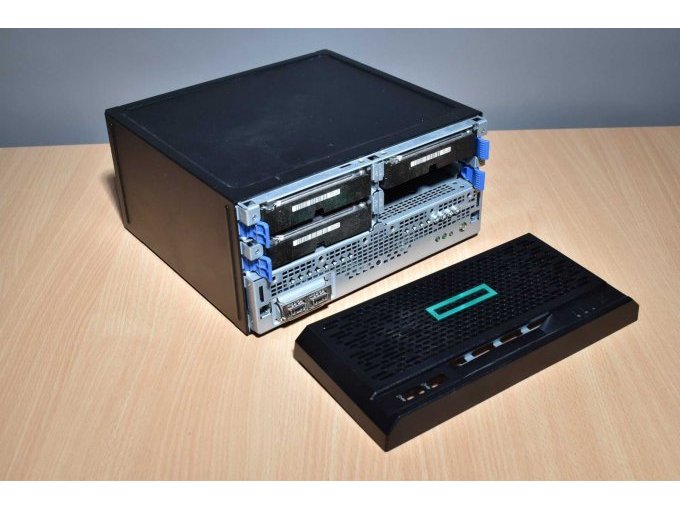 HPE ProLiant MicroServer Gen10 Plus mit 3 Festplatten
Ansicht von vorne geöffnet