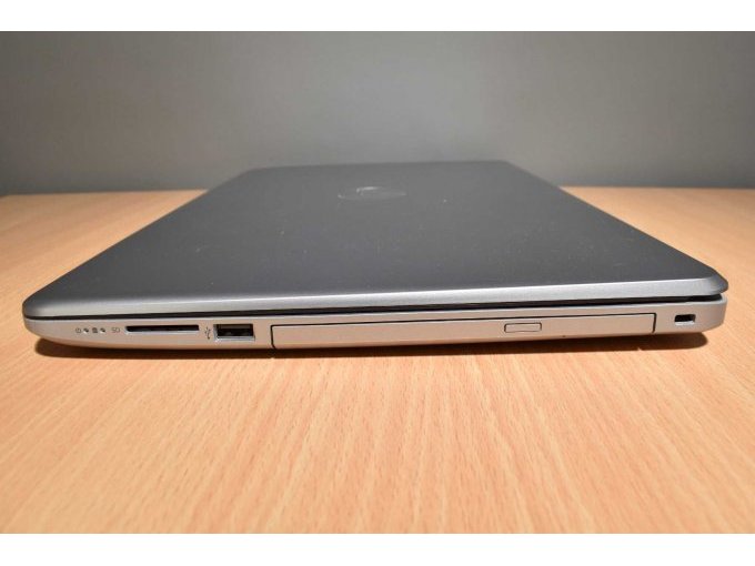 HP 250 G6 Notebook – 39,6 cm (15.6")
Ansicht von der Seite