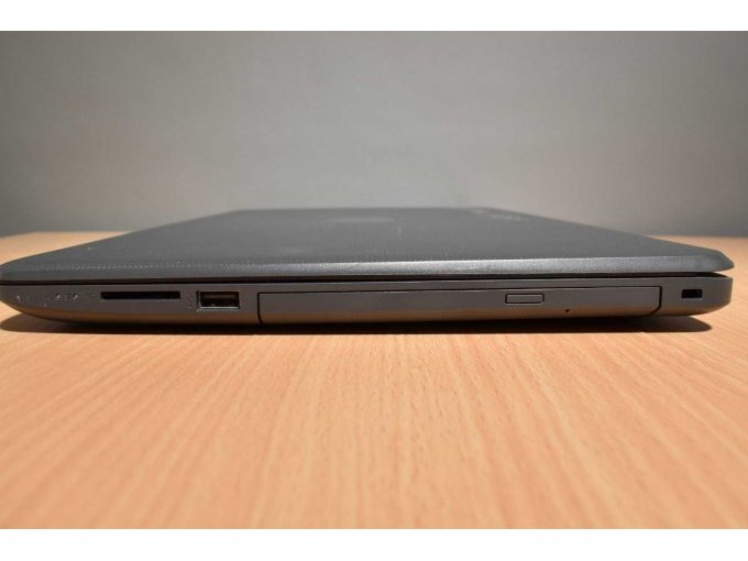 HP 250 G6 Notebook – 39,6 cm (15.6")
Ansicht von der Seite