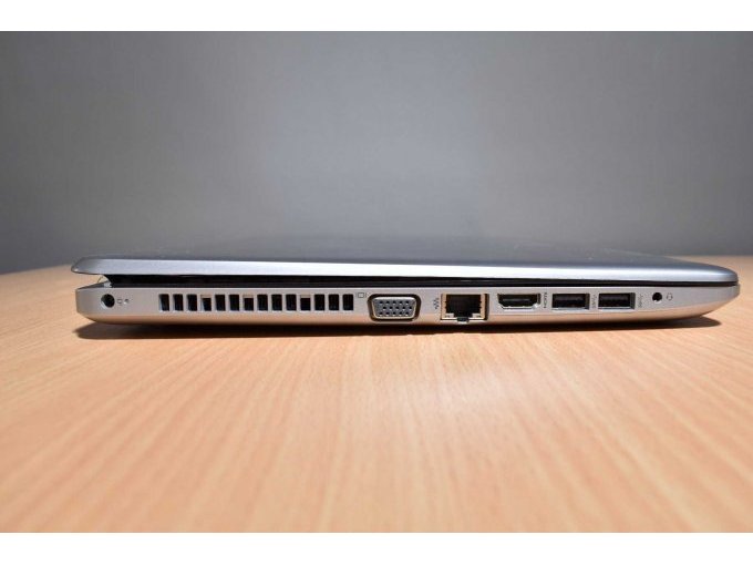 HP 250 G6 Notebook – 39,6 cm (15.6") -defekt-
Ansicht von der Seite