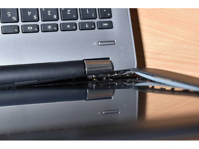 HP 250 G6 Notebook – 39,6 cm (15.6") -defekt-
defektes Schanier