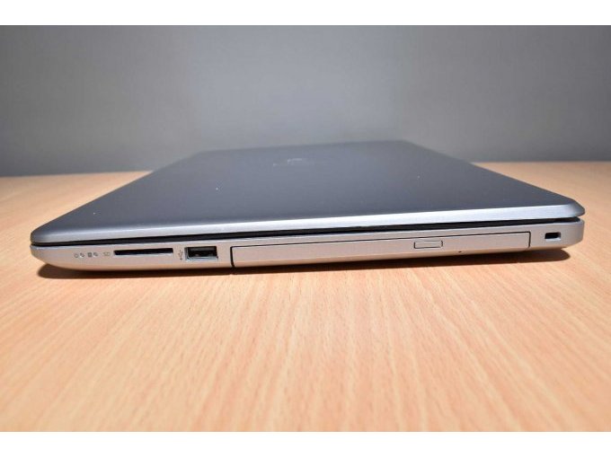 HP 250 G6 Notebook – 39,6 cm (15.6") -defekt-
Ansicht von der Seite