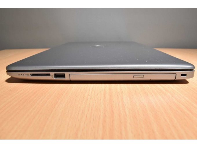 HP 250 G7 Notebook – 39,6 cm (15.6")
Ansicht von der Seite