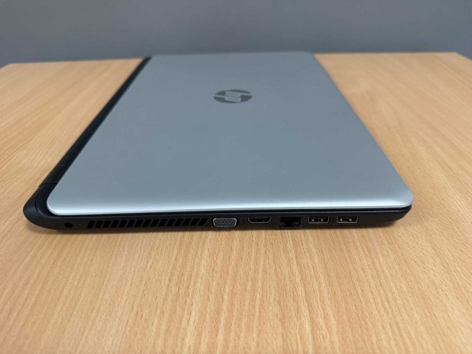 HP 355 G2 – 15,6 Zoll (39,6 cm)
Ansicht geschlossen von der Seite