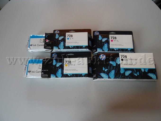 Tonermaterial unverbraucht - 
lediglich 2 Kartons (cyan und yellow) sind geöffnet