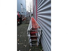 3 übereinander gestapelte Leitern vom unteren Ende aufgenommen. Die unterste Leiter ist Teil dieser Auktion.