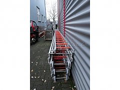 3 übereinander gestapelte Leitern vom unteren Ende aufgenommen. Die oberste Leiter ist Teil dieser Auktion.
