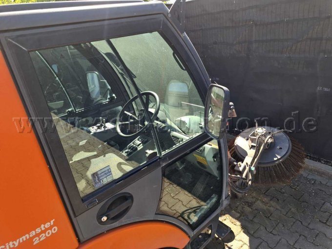 Blick in das Fahrerhäuschen von rechts oben