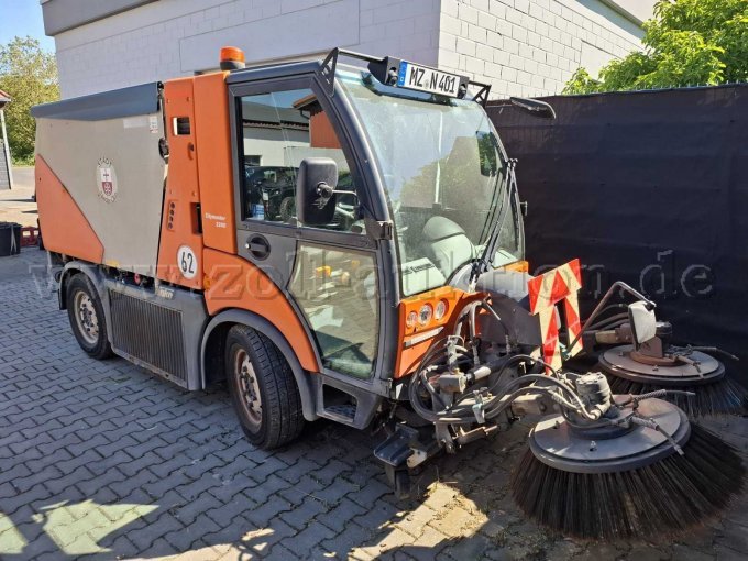 Kehrmaschine von der rechten Seite vorn