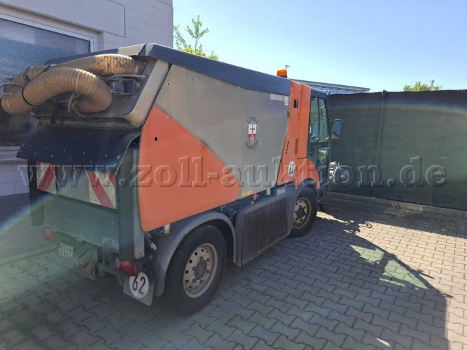 Kehrmaschine von der rechten Seite hinten