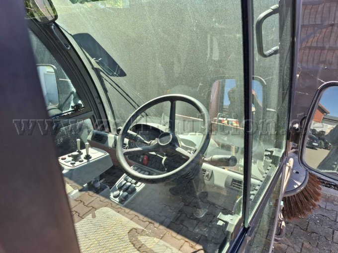 Blick in das Fahrerhäuschen von rechts