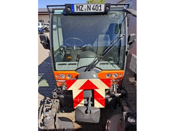 Kehrmaschine von vorne