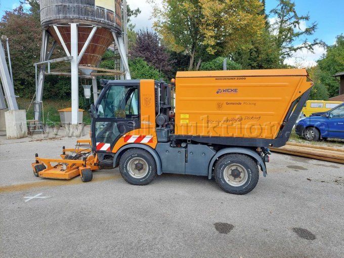 Tremo X56, Ansicht Fahrerseite mit Mähwerk und Auffangbehälter