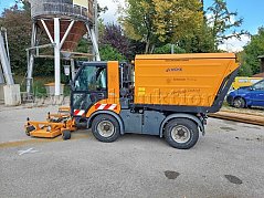 Tremo X56, Ansicht Fahrerseite mit Mähwerk und Auffangbehälter