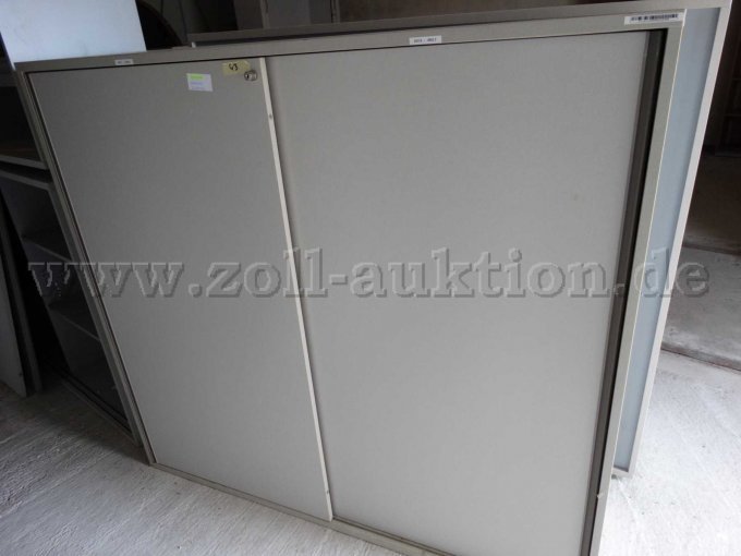 Schrank geschlossenen Türen